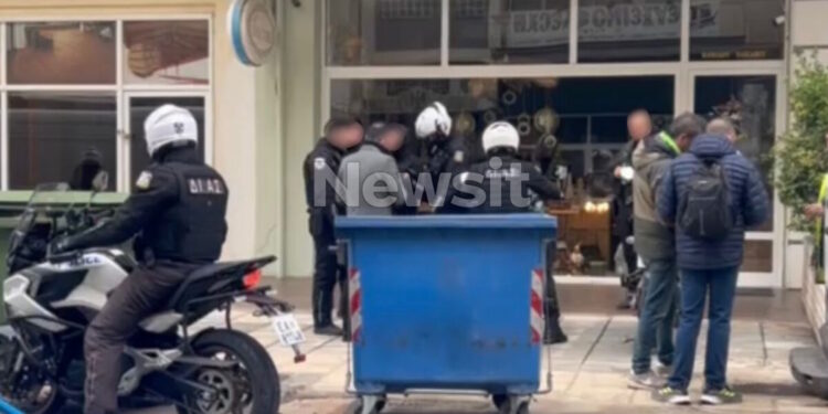 Σέρρες: «Αναλαμβάνω την ευθύνη να δικαστώ αντί για το παιδί μου» λέει η μητέρα του 15χρονου που σκότωσε στο ξύλο τον 17χρονο