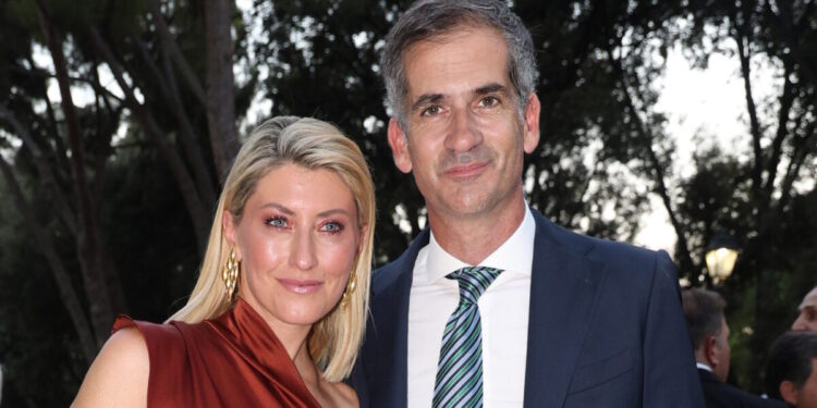 Η Σία Κοσιώνη συνεχίζει να νοσηλεύεται εκτός εντατικής: Ο Κώστας Μπακογιάννης συνέχεια στο πλευρό της