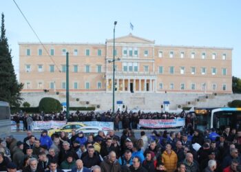 Συγκέντρωση διαμαρτυρίας στρατιωτικών στο Σύνταγμα: Στο «κόκκινο» οι δρόμοι στο κέντρο