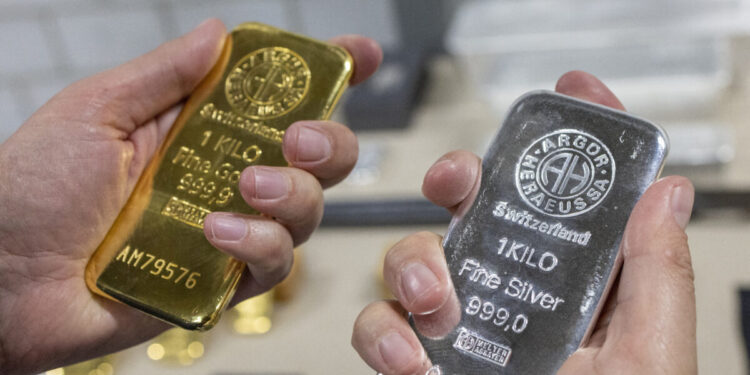 Υποχωρεί από τα επίπεδα ρεκόρ η τιμή του χρυσού – Έντονη μεταβλητότητα στην αγορά