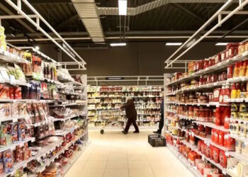 Εορταστικό ωράριο 2025: Πώς θα λειτουργήσουν σήμερα, παραμονή Πρωτοχρονιάς, καταστήματα και σούπερ μάρκετ