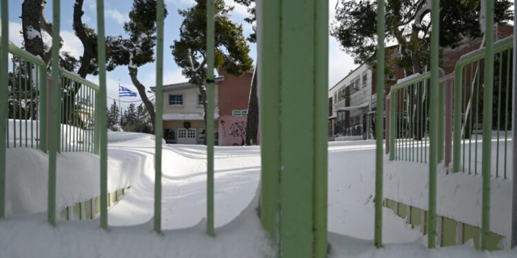 Καιρός: Κλειστά σχολεία και καθυστερήσεις έναρξης μαθημάτων σήμερα λόγω του χιονιά