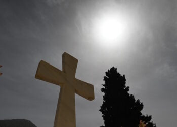 Άγιοι Ανάργυροι: Άρπαξε οστά από οικογενειακό τάφο και ζήτησε «λύτρα» από τη σύζυγο του νεκρού