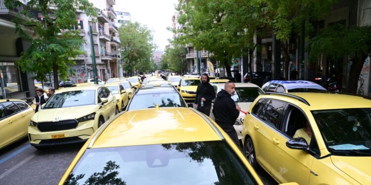 Απεργία ταξί: «Χειρόφρενο» τραβούν από σήμερα και για 48 ώρες οι οδηγοί
