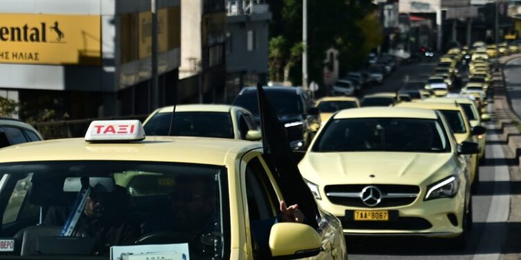 Απεργία ταξί: Νέο «χειρόφρενο» αύριο, Πέμπτη – Θα γίνει αυτοκινητοπομπή προς το Μαξίμου