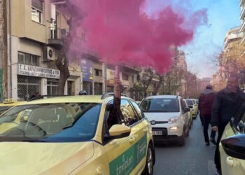 Απεργία ταξί: Με καπνογόνα και κόρνες η πορεία των οδηγών προς το υπουργείο Μεταφορών