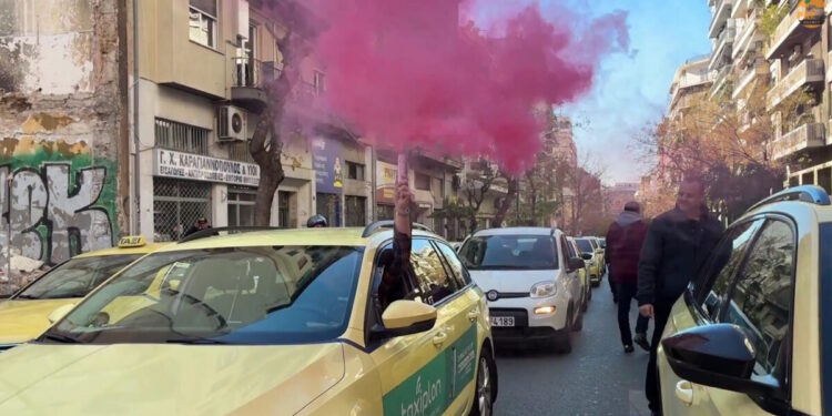 Απεργία ταξί: Με καπνογόνα και κόρνες η πορεία των οδηγών προς το υπουργείο Μεταφορών