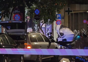 Κλειστή η Ομήρου στο κέντρο: ΤΕΕΜ ελέγχουν ύποπτη μηχανή έξω από την Τράπεζα της Ελλάδος