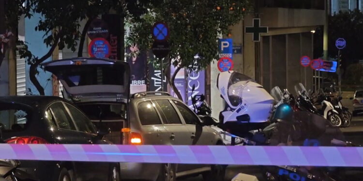 Κλειστή η Ομήρου στο κέντρο: ΤΕΕΜ ελέγχουν ύποπτη μηχανή έξω από την Τράπεζα της Ελλάδος