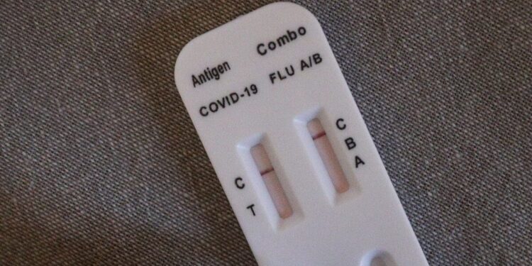 ΕΟΔΥ για γρίπη: 871 νέες εισαγωγές στα νοσοκομεία, 15 νοσηλείες σε ΜΕΘ και 8 θάνατοι την τελευταία εβδομάδα