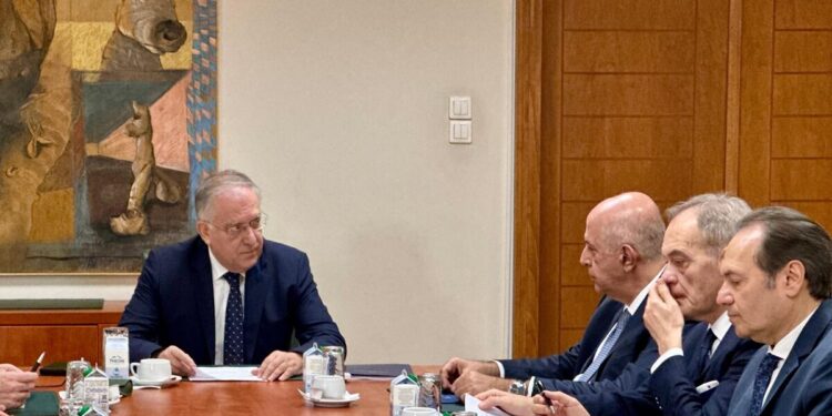 Απλοποίηση διαδικασιών, ενεργειακό κόστος και χωροταξικό στη συνάντηση Θεοδωρικάκου με τον ΣΕΒ
