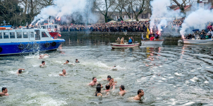 Θεοφάνεια: Η μοναδική φορά που φανερώθηκε η τρισυπόστατη παρουσία του Θεού – Η ιστορία και ο αγιασμός των υδάτων