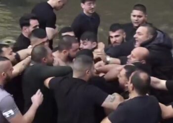 Φλώρινα: Γιόρτασαν τα Θεοφάνεια με «γαλλικά» – Βούτηξαν να πιάσουν τον σταυρό και πιάστηκαν στα χέρια, δείτε βίντεο