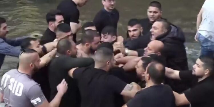 Φλώρινα: Γιόρτασαν τα Θεοφάνεια με «γαλλικά» – Βούτηξαν να πιάσουν τον σταυρό και πιάστηκαν στα χέρια, δείτε βίντεο