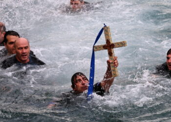 Θεοφάνεια: Οι μεγαλοπρεπείς τελετές για τον αγιασμό των υδάτων σε Πειραιά και Αθήνα – Δείτε φωτογραφίες