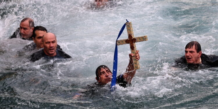 Θεοφάνεια: Οι μεγαλοπρεπείς τελετές για τον αγιασμό των υδάτων σε Πειραιά και Αθήνα – Δείτε φωτογραφίες