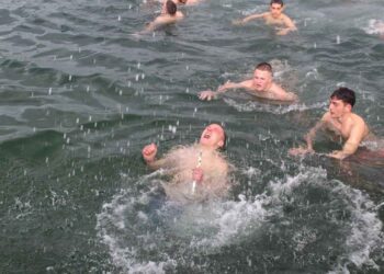 Θεοφάνια: Ο αγιασμός των υδάτων στην Αμφιλοχία – Ποιος έπιασε τον σταυρό (φωτο & video)