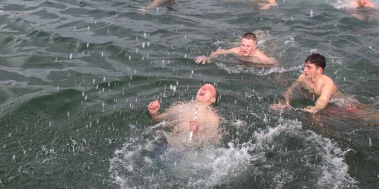 Θεοφάνια: Ο αγιασμός των υδάτων στην Αμφιλοχία – Ποιος έπιασε τον σταυρό (φωτο & video)