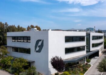 THEON: Επιταχύνει επενδύσεις, κλείνει εξαγορές και βραβεύεται στο Euronext