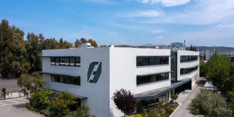 THEON: Επιταχύνει επενδύσεις, κλείνει εξαγορές και βραβεύεται στο Euronext