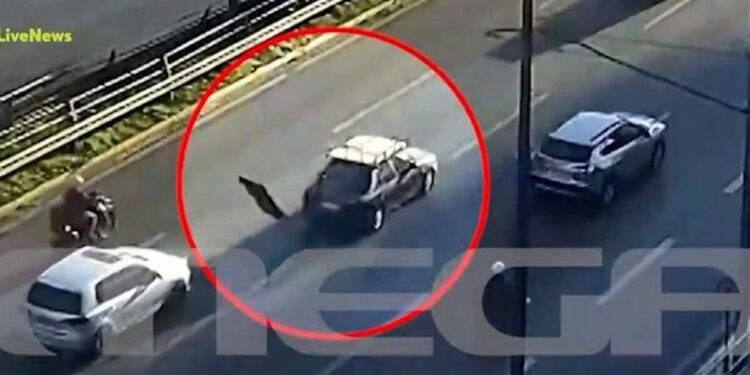 Τηλεόραση «πέταξε» από σχάρα αυτοκινήτου στη λεωφόρο Συγγρού και ο οδηγός δεν το πήρε χαμπάρι