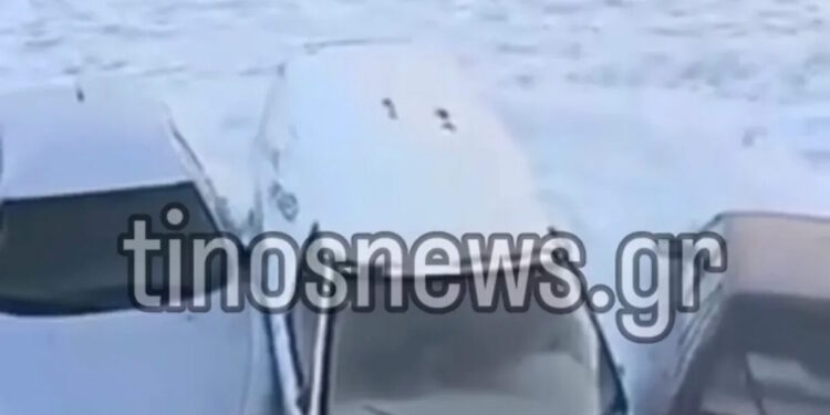Καιρός – Τήνος: Κύματα κατακλύζουν το λιμάνι και παρασέρνουν αυτοκίνητα που συγκρούονται μεταξύ τους