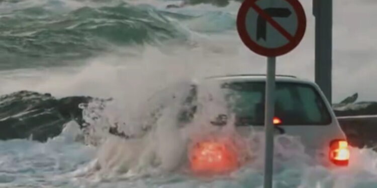Τήνος: Οδηγός έσωσε «στο τσακ» το αυτοκίνητό του πριν το καταπιούν τα τεράστια κύματα στο λιμάνι