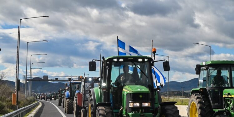 Μπλόκα αγροτών: Σκληραίνουν τη στάση τους παρά τον διχασμό – Κλειστά και τα δύο ρεύματα στα Μάλγαρα και ο κόμβος Τρίγλιας