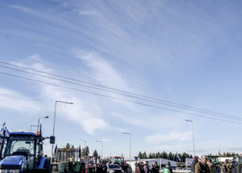 Αγρότες: Σε στάση αναμονής ενόψει της συνάντησης με Μητσοτάκη – Τράβηξαν στην άκρη του δρόμου τα τρακτέρ τους