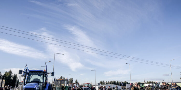 Αγρότες: Σε στάση αναμονής ενόψει της συνάντησης με Μητσοτάκη – Τράβηξαν στην άκρη του δρόμου τα τρακτέρ τους