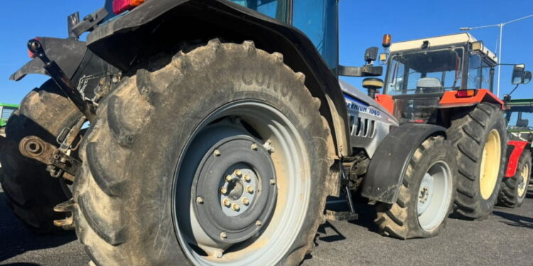 Μπλόκα: «Δρουν ύπουλα, πρέπει να ντρέπονται» λένε στο newsit.gr οι δύο αγρότες που είδαν βανδαλισμένα τα τρακτέρ τους