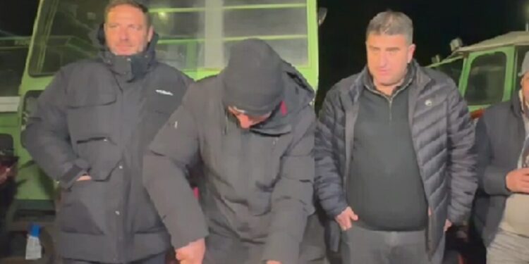 Οι αγρότες έκαναν ρεβεγιόν στο μπλόκο της Νίκαιας: Έκοψαν τη βασιλόπιτα πάνω στο τρακτέρ – «Δεν κάνουμε βήμα πίσω»