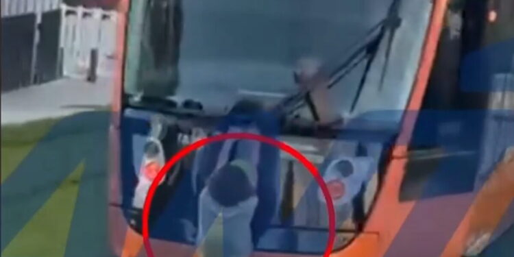 Αθήνα: Ανήλικος κρεμάστηκε από κινούμενο τραμ στο κέντρο της πόλης εξαιτίας ενός «challenge»