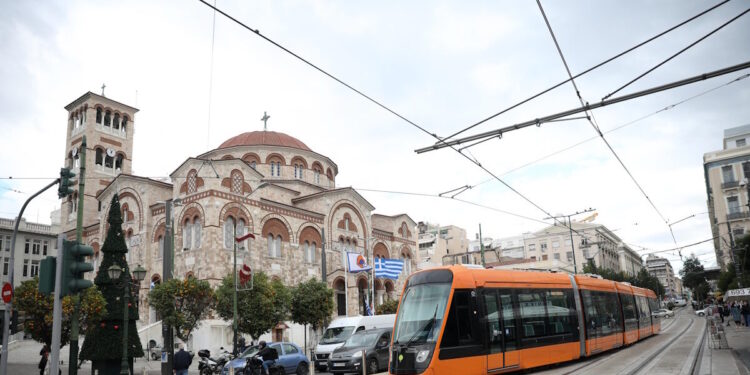 Θεοφάνεια: Πώς θα κινηθούν τραμ, λεωφορεία και τρόλεϊ – Κυκλοφοριακές ρυθμίσεις σε Αθήνα και Πειραιά