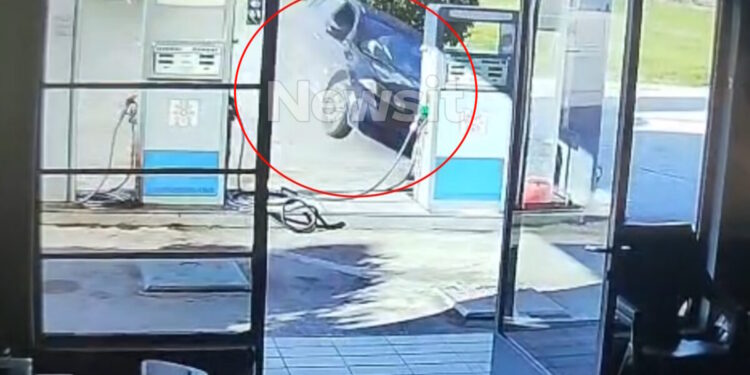 Κόρινθος: Βίντεο ντοκουμέντο από τη στιγμή που το αυτοκίνητο «προσγειώνεται» στην αυλή του σπιτιού – Νεκρά δύο παιδιά και τραυματίας ένας 15χρονος