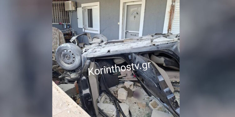Σοκαριστικό τροχαίο στην Κόρινθο: Αυτοκίνητο καρφώθηκε σε σπίτι – Σε σοβαρή κατάσταση 2 τραυματίες
