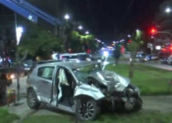 Νέα Σμύρνη: Αυτοκίνητο κατέληξε σε κολώνα του τραμ μετά από σύγκρουση οχημάτων – 2 τραυματίες στο ΚΑΤ