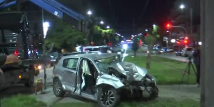 Νέα Σμύρνη: Αυτοκίνητο κατέληξε σε κολώνα του τραμ μετά από σύγκρουση οχημάτων – 2 τραυματίες στο ΚΑΤ