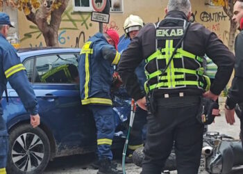 Βύρωνας: Σοβαρό τροχαίο με δύο τραυματίες – Μοτοσικλέτα έπεσε πάνω σε αυτοκίνητο που φέρεται να «έκαψε» STOP