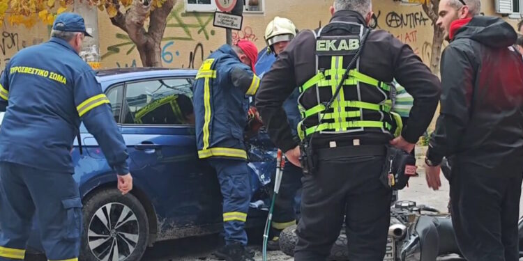 Βύρωνας: Σοβαρό τροχαίο με δύο τραυματίες – Μοτοσικλέτα έπεσε πάνω σε αυτοκίνητο που φέρεται να «έκαψε» STOP