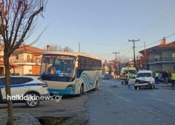 Χαλκιδική: Λεωφορείο που μετέφερε μαθητές συγκρούστηκε με βαν – Στο νοσοκομείο 3 άτομα