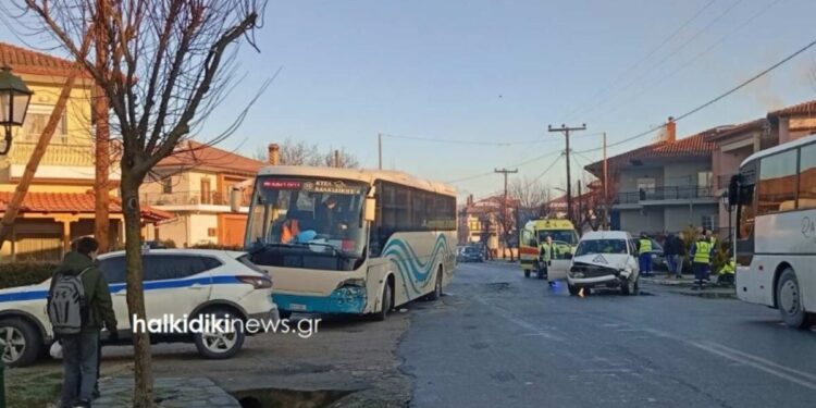 Χαλκιδική: Λεωφορείο που μετέφερε μαθητές συγκρούστηκε με βαν – Στο νοσοκομείο 3 άτομα