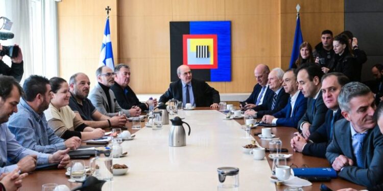 Ολοκληρώθηκε η συνάντηση αγροτών με Χατζηδάκη και Τσιάρα – Δεν θα απαιτείται «ΑΤΑΚ» για αυτοτελή αγροτεμάχια κάτω των 20 στρ.