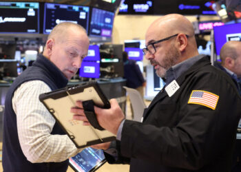 Wall Street: Κλείσιμο με νέα ρεκόρ από Dow Jones και S&P 500