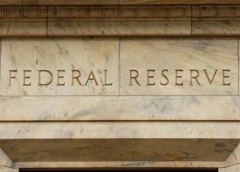 «Αναταραχή» στις αγορές προκαλεί η σύγκρουση του Τραμπ με τη Fed