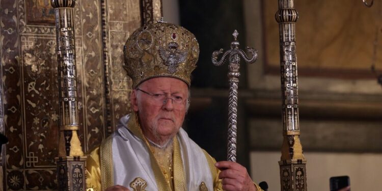 Τραγωδία ΠΑΟΚ: Στην Τούμπα ο Βαρθολομαίος με λευκά τριαντάφυλλα – «Ο πόνος είναι δυσβάσταχτος»