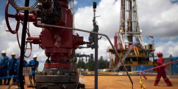 18 τρισεκατομμύρια λόγους έχουν οι πετρελαϊκές να γλυκοκοιτάνε τη Βενεζουέλα