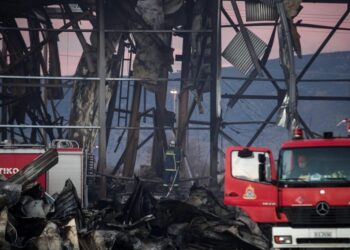 Τραγωδία στη «Βιολάντα»: Νέες εικόνες από το κουφάρι του εργοστασίου – Για τρίτη ημέρα συνεχίζονται οι ρίψεις νερού