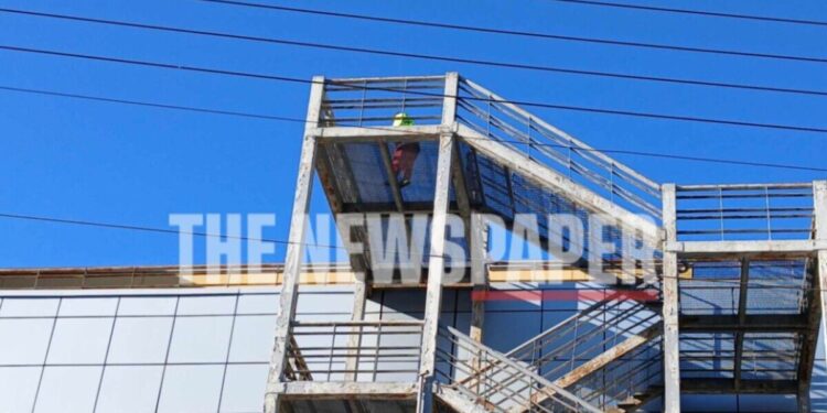 Θρίλερ στον Βόλο: Άνδρας στο νοσοκομείο απειλεί να πέσει στο κενό