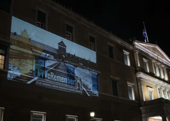 Φωταγωγήθηκε η Βουλή στη μνήμη του Ολοκαυτώματος